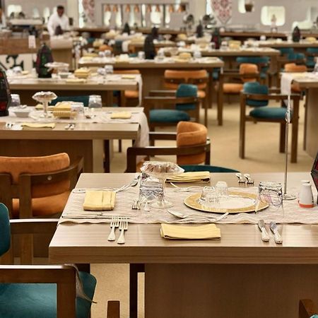 The Venue Jeddah Corniche Hotel Ngoại thất bức ảnh The dining room at the Emirates Lounge at Dubai International Airport